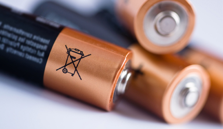 4 Duracells batterier med sikkerhedsikon, der minder om ansvarlig brug og korrekt bortskaffelse